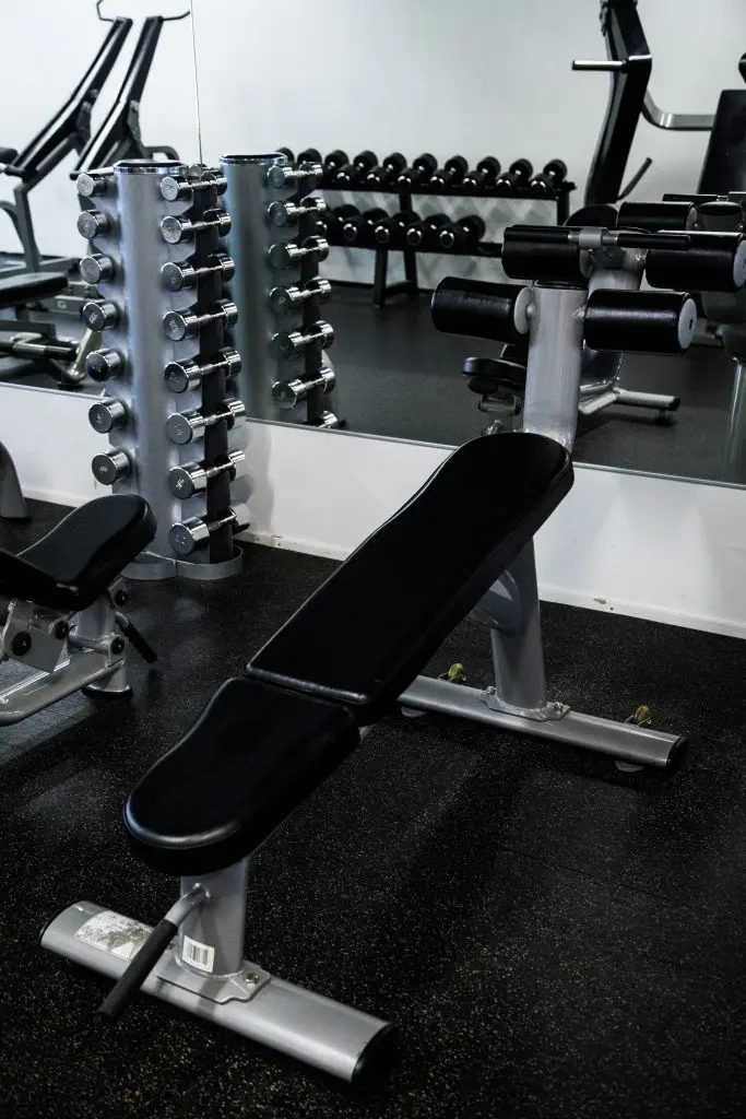 Kissat-Hallin-urheilukeskus-kuntosali-kuntosalilaitteet-vinopenkki