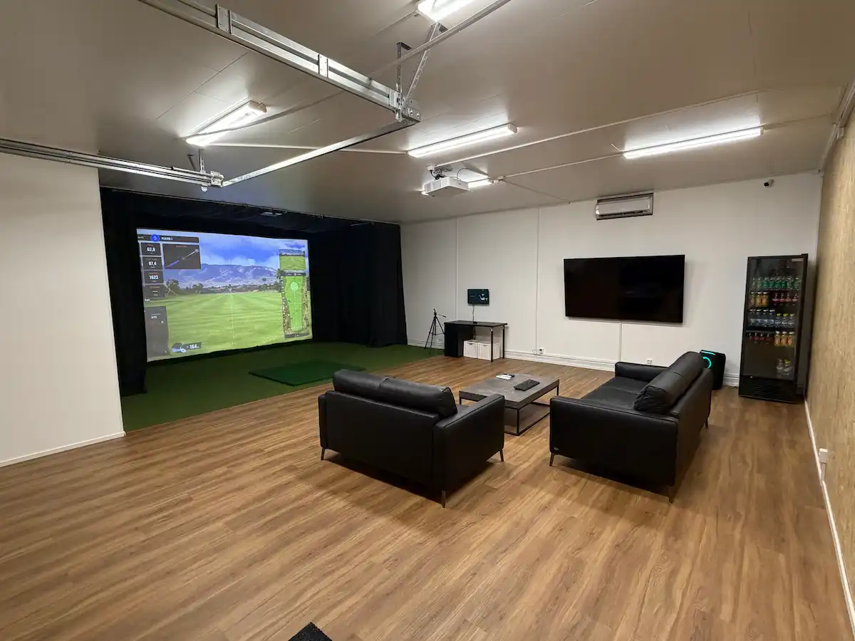 Kissat-Hallin golfsimulaattorin lounge-tila