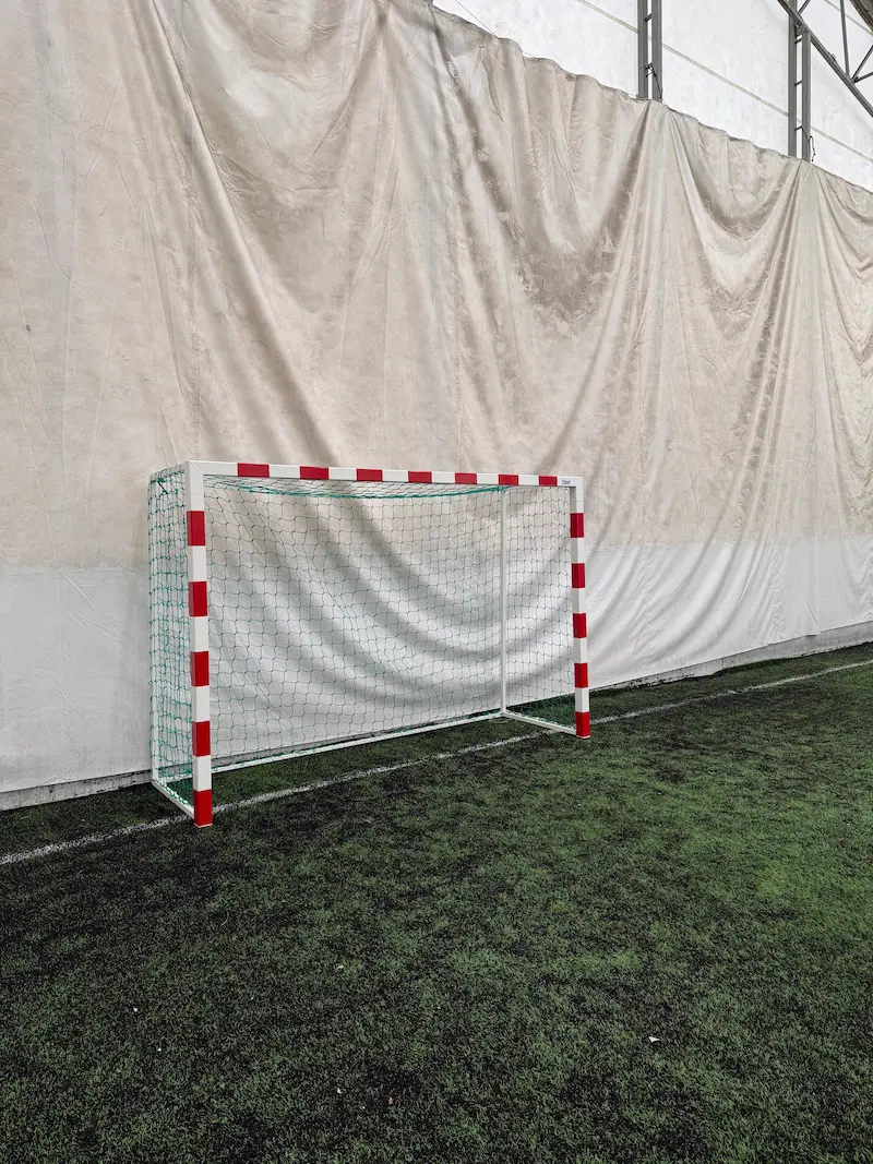 Uudet futsalmaalit Kissat-Hallin jalkapallohallissa, Tampere